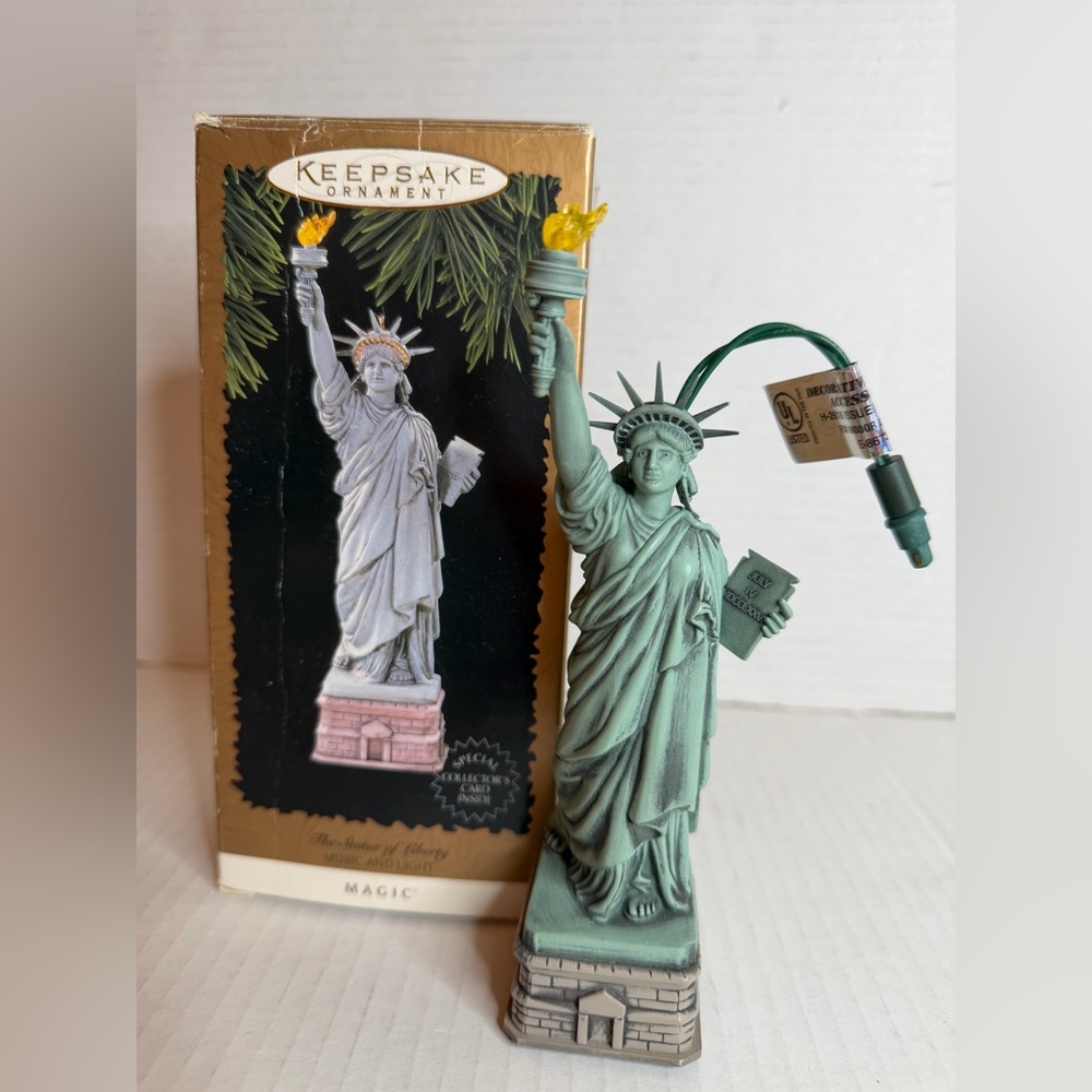 Hallmark Keepsake Ornament 1996 The Statue Of Liberty  Music & Light Vintage